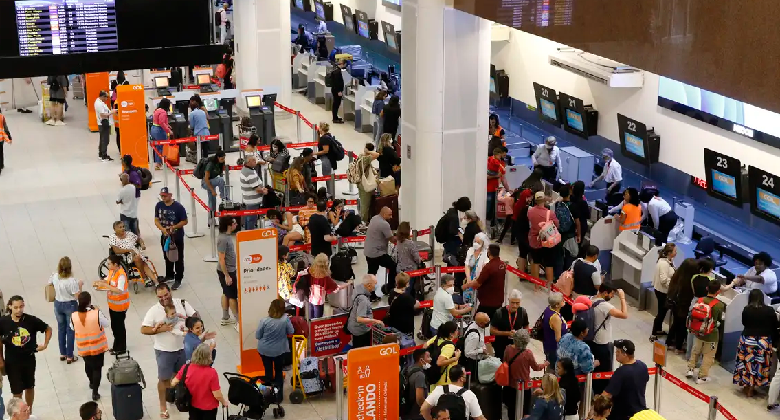 Ir para  <p>O programa Voa Brasil, que ir&aacute; garantir o acesso a passagens a&eacute;reas com tarifas mais acess&iacute;veis, ser&aacute; lan&ccedil;ado nas pr&oacute;ximas semanas. Segundo o Minist&eacute;rio de...